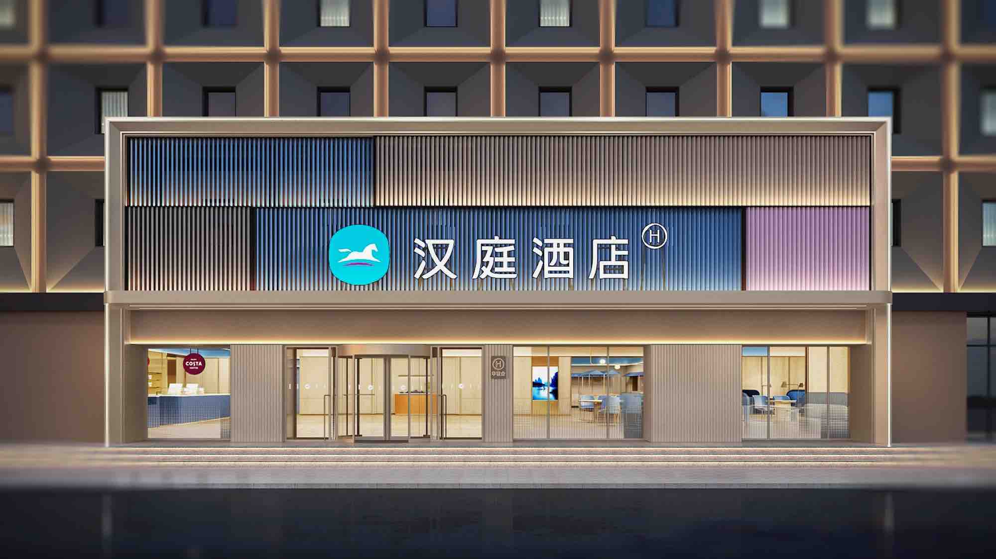 酒店门头夜景层次：标志发光、雨棚照明、墙面灯带与台阶灯各司其职